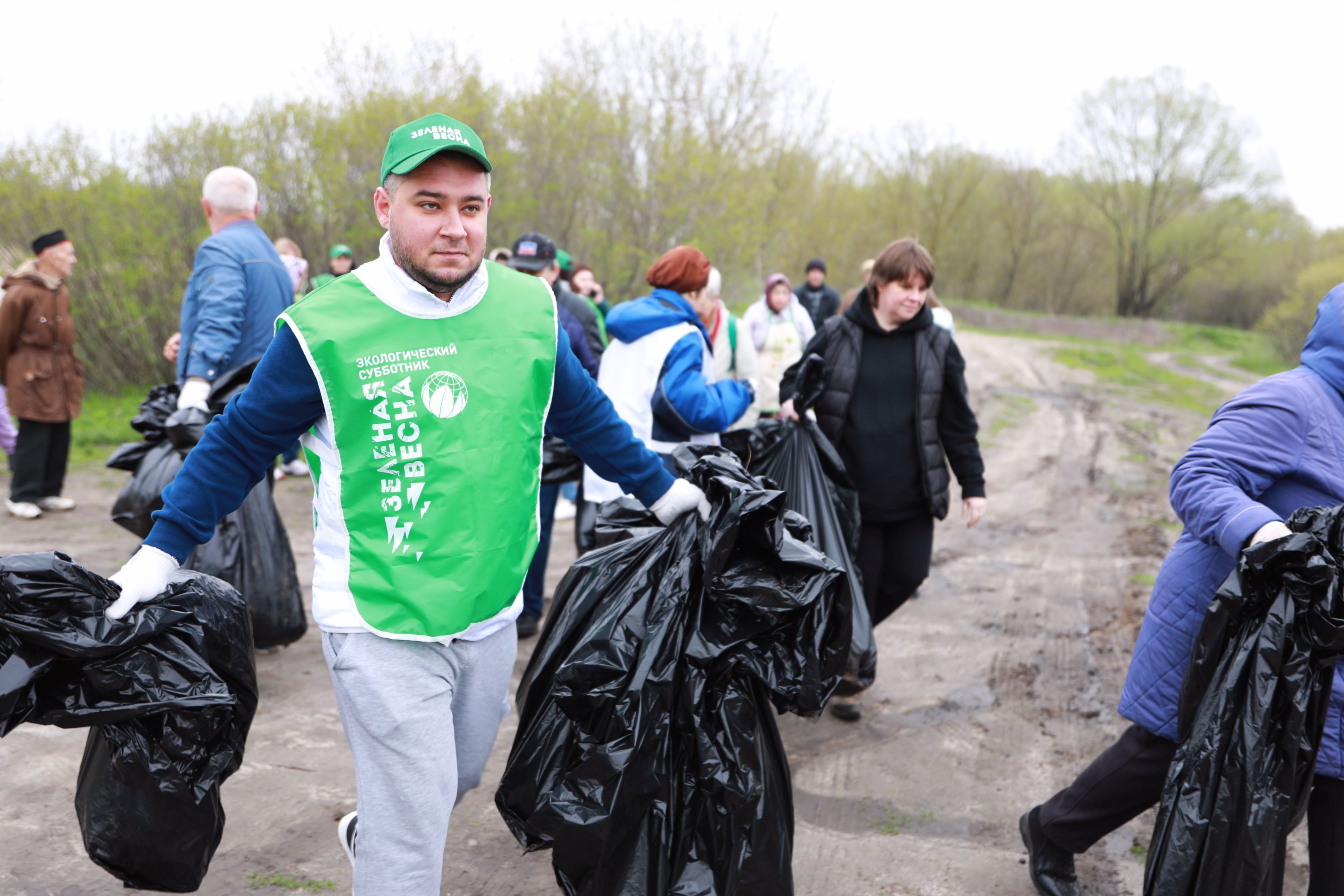 Акция экологический субботник фото. Экологическая акция. Экологические акции субботники. Всероссийский экологический субботник. Волонтеры помогают природе.