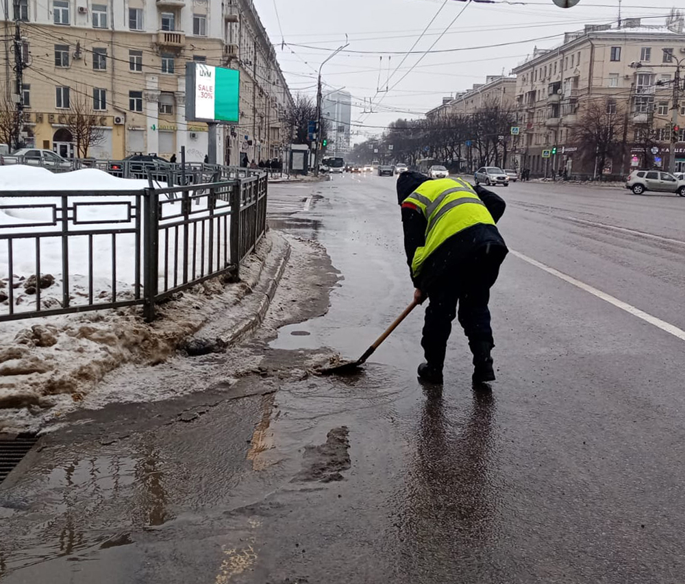 В Воронеже продолжают чистить «ливневки» | 10.02.2022 | Воронеж - БезФормата