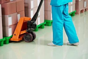 гидравлическая тележка на складе