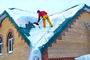 уборка крыш от снега и наледи