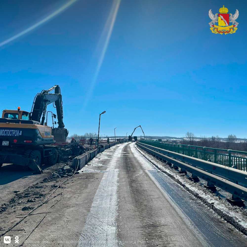 Ремонт моста в Воронежской области  наполовину завершили