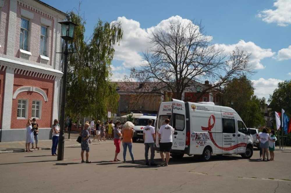 Воронеж острогожск на машине. Острогожск больница. СПИД лаборатория Россошь. Лаборатория на колесах для ВИЧ. ВИЧ лаборатория.