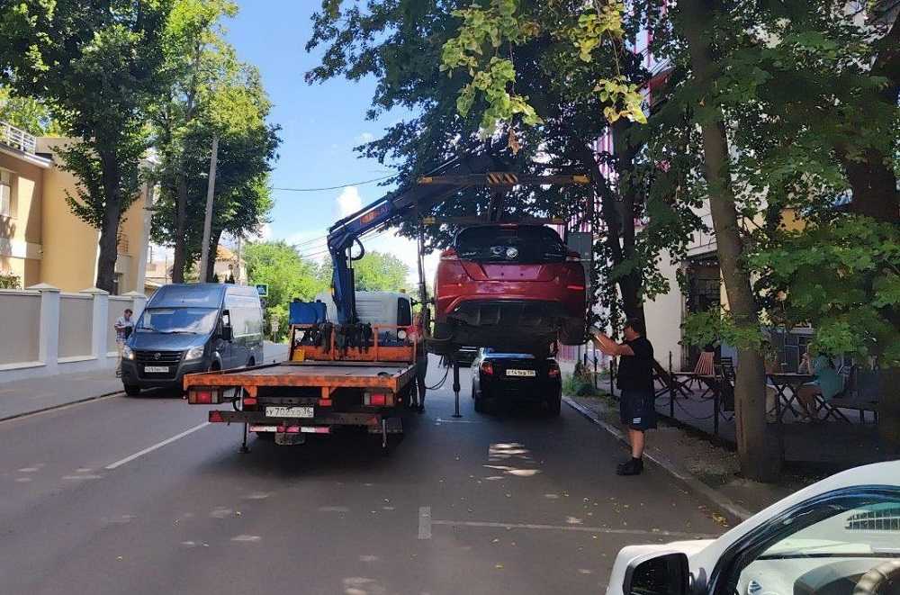 Продолжается эвакуация автомобилей с отсутствующими или скрытыми государственными знаками в Воронеже