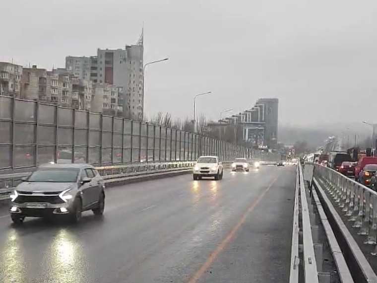 В Воронеже завершилось строительство эстакады на улице Остужева, и движение по ней полностью открыто