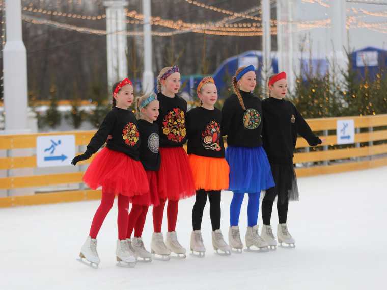 Главный городской каток на Адмиралтейской площади торжественно открыл свои двери