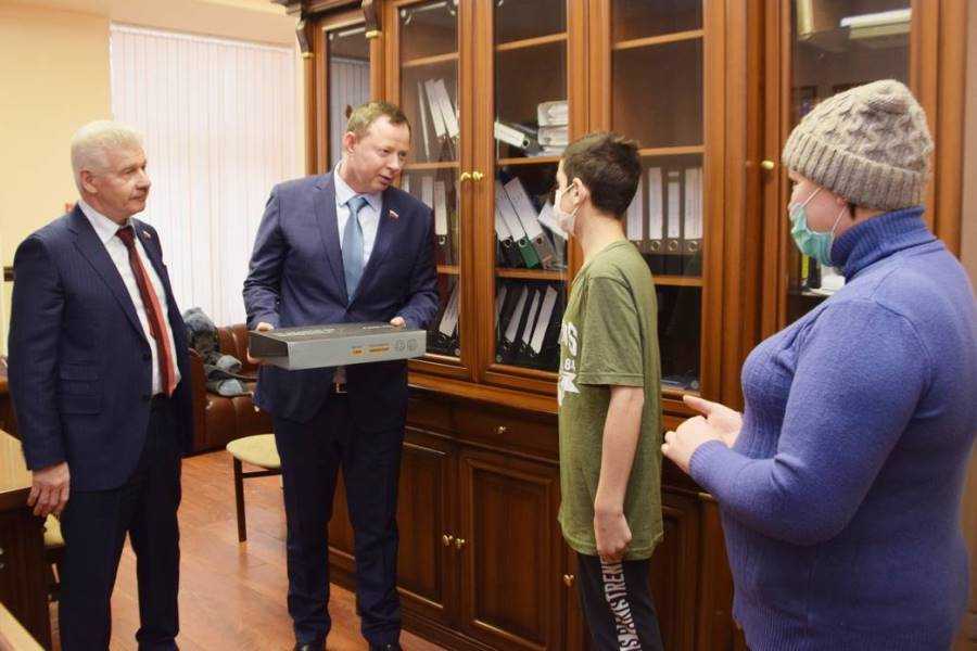 Депутаты Воронежской областной Думы помогли многодетной семье