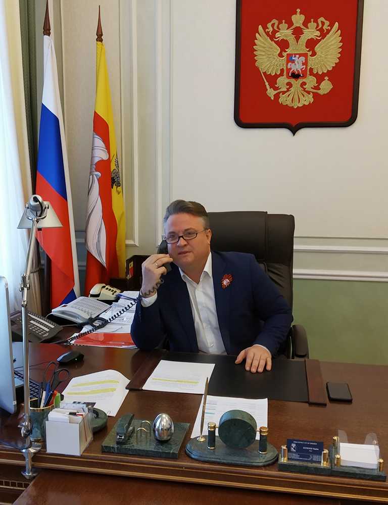 Вадим Кстенин   лично поздравил   ветеранов по телефону 