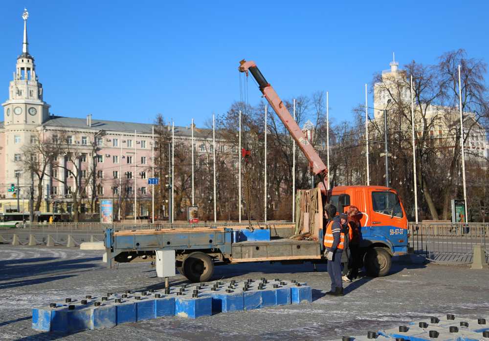 В Воронеже на площади Ленина начались работы по установке ёлки