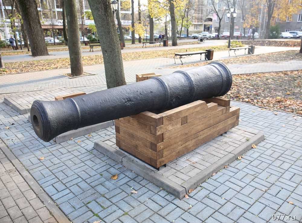 Отреставрированные пушки XVIII века возвращаются в Петровский сквер