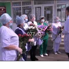 Воронежским  медикам в знак благодарности вручили букеты цветов 
