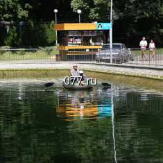 В Воронеже начали чистить озеро в центральном парке