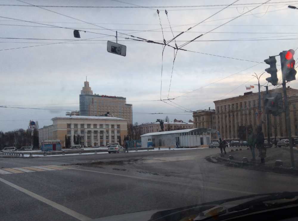 В Воронеже начали устанавливать каток на главной площади 