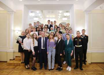 Мэр Воронежа поздравил выпускников с окончанием школы 
