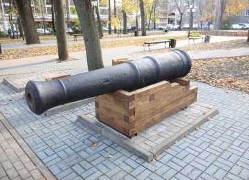 Отреставрированные пушки XVIII века возвращаются в Петровский сквер