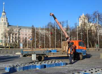 В Воронеже на площади Ленина начались работы по установке ёлки