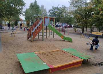Воронежские депутаты помогают оснащать дворы детским оборудованием  