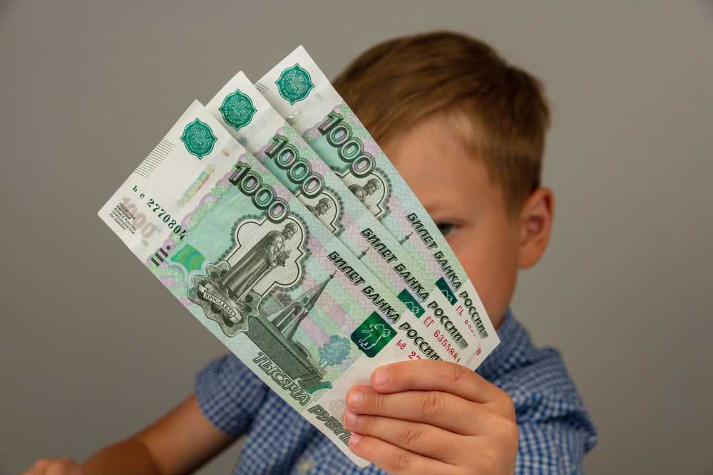 В России начали выплачивать новые детские пособия 