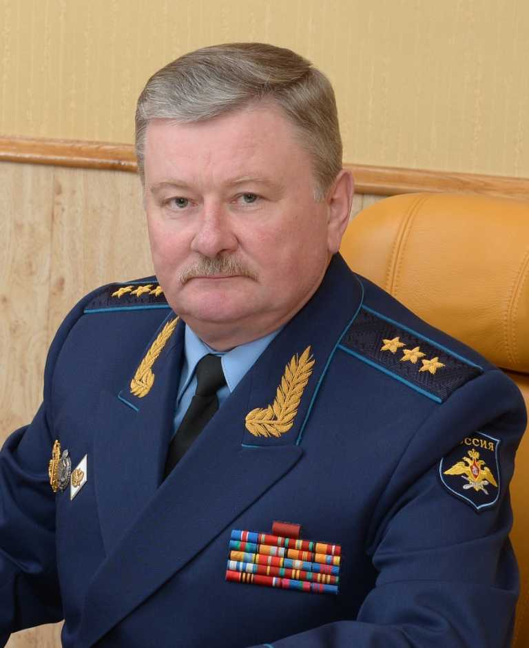 Начальника Воронежской воздушной академии отметили за многолетний труд